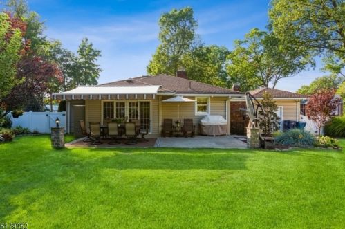 26 Acorn Dr, Clark NJ 07066-2109 exterior