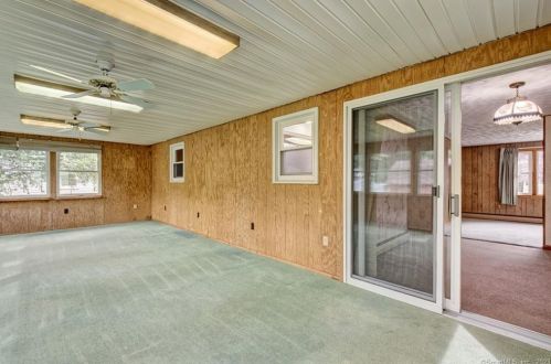 26 Iroquois Rd, Enfield CT 06082-6122 exterior