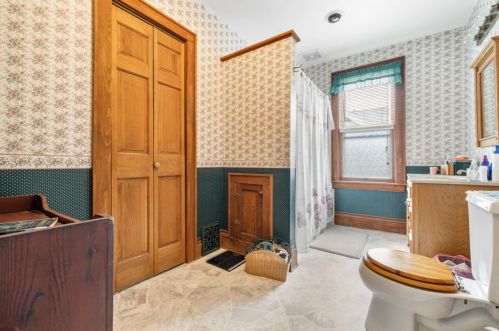 1525 82, Milwaukee WI 53222-2935 exterior