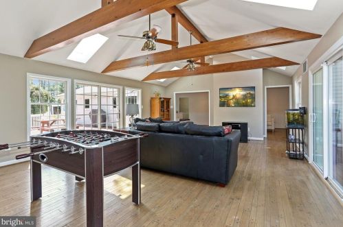 701 Rdg Dr, Mc Lean VA 22101-1620 exterior