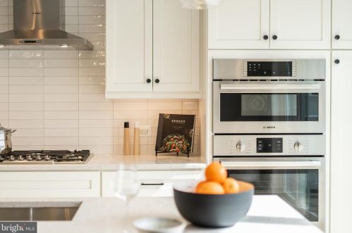 10272 Grosvenor Pl, Rockville MD 20852 exterior