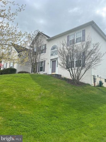 110 Mclaughlin Dr, Chester, PA 19014-1288