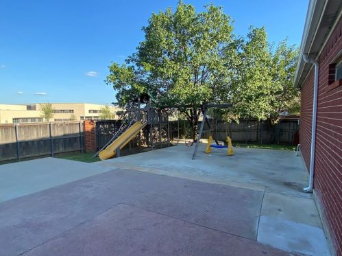 1400 Meadow Dr, Irving TX  75063-5073 exterior