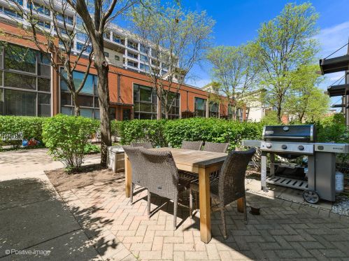 923 Howe St, Chicago IL  60610-7685 exterior