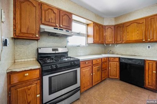 140 Clinton Pl, East Rutherford NJ 07073-1723 exterior