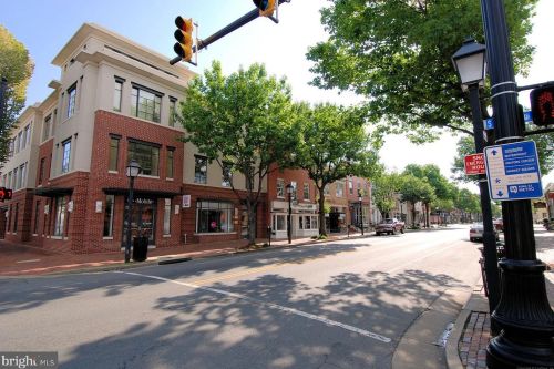 2050 Jamieson Ave, Alexandria VA 22314-6824 exterior