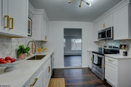 15 Normandy Cir, Hopatcong NJ  07843-1840 exterior