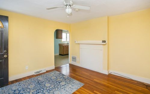 17 Byrnes St, Middletown RI 02840-4059 exterior