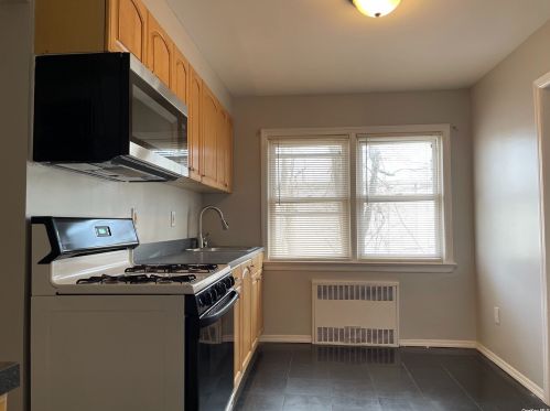 148 Maple St, Valley Stream NY  11580-4621 exterior