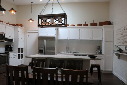 4301 Walnut Hills Dr, Grand Rapids, MI 49512-3830