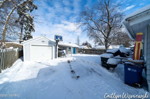 941 Northlawn St, Grand Rapids MI 49505-3717 exterior