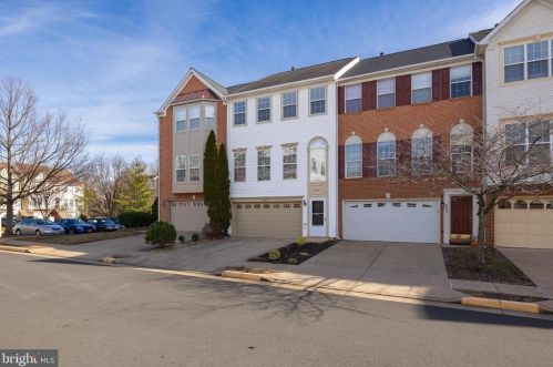 6631 Hunter Creek Ln, Alexandria VA  22315-6054 exterior