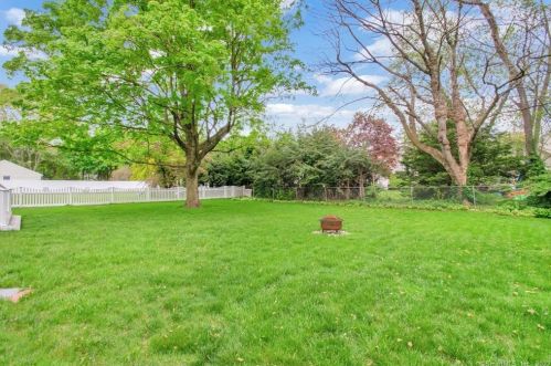 9 Allen St, Enfield CT 06082-4715 exterior