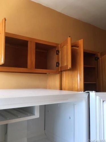 1047 212th St, Bronx NY  10469-1320 exterior