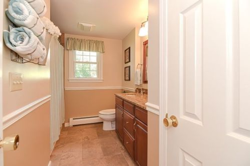 69 Lincoln Rd, Sutton MA 01590-3715 exterior