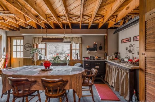 211 Frst St, Hartford CT 06118-2349 exterior