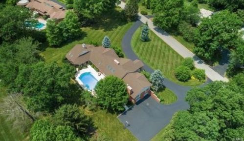 8 Country Est Pl, Saint Louis MO 63131-3411 exterior