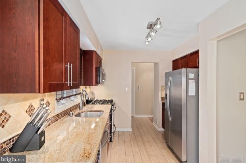 9 Riverbend Dr, New Brunswick NJ 08902-1100 exterior