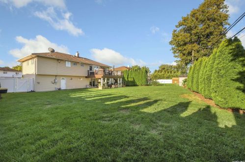 15 Farmstead Rd, Commack NY 11725-1506 exterior