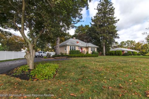 235 Broadway, East Freehold NJ 07728-1862 exterior