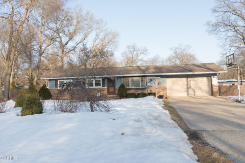 1154 Cadillac Dr, Meskegon MI 49445-1917 exterior