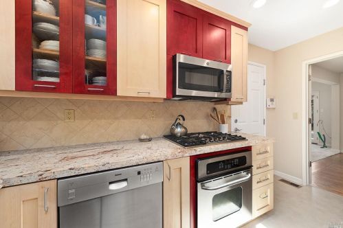 82 Chaucer Dr, Concord CA 94521-3301 exterior