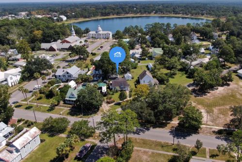 13 Clay St, Defuniak Springs, FL 32435-2637