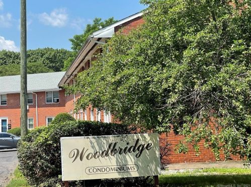 476 Woodbridge St, Manchester CT  06042-3668 exterior