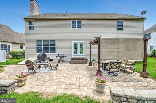 5 Cobblestone Ct, Columbus NJ 08022-1969 exterior