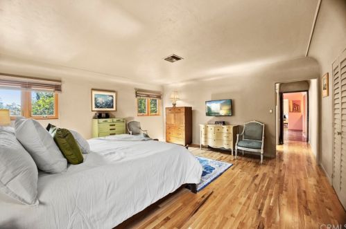 1028 Crestview Dr, Fullerton CA 92833-2203 exterior