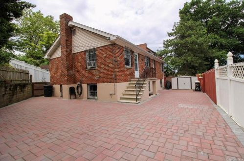 2542 Bouck Ave, Bronx NY 10469-5710 exterior