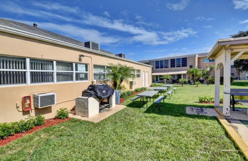 2161 1st Ct, Boynton Beach FL 33435-2902 exterior