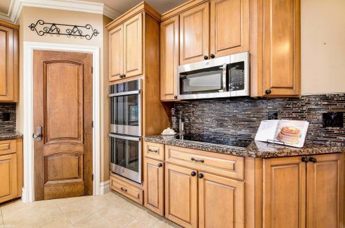 1140 Autumnview Dr, Rochester MI 48307-6060 exterior