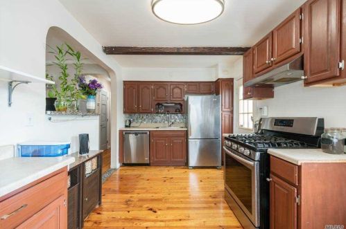 184 Dean St, Valley Stream NY 11580-4911 exterior