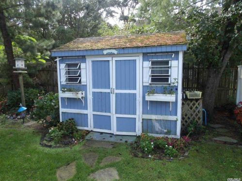 32 Pheasant Run Ln, Huntington Station NY 11746-8142 exterior