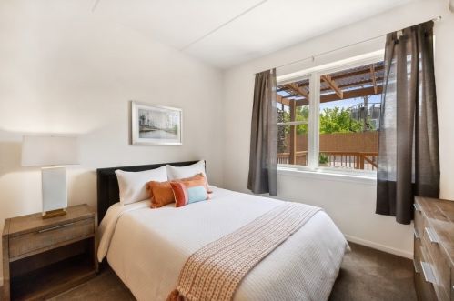 873 Larrabee St, Chicago IL 60610-3120 exterior