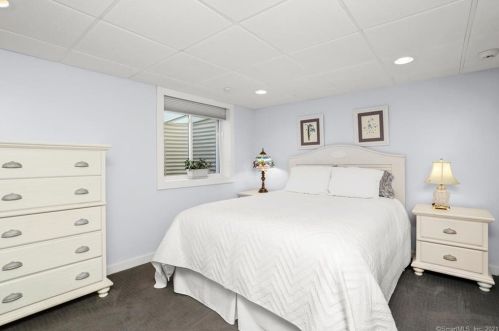 41 Hubbell Pl, Milford CT 06460-5037 exterior