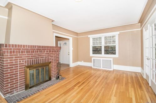 251 239 St, Bronx NY 10470-1811 exterior