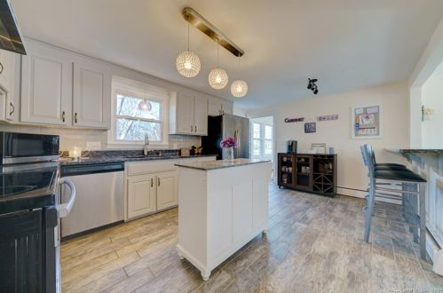 20 Orbit Dr, Enfield CT 06082-5528 exterior