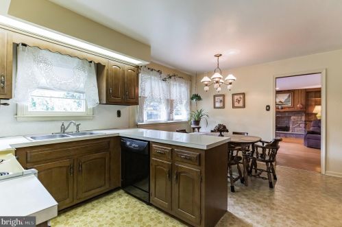 271 Lamplighter Ln, Huntingdon Valley PA 19006-3033 exterior