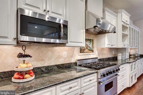 1402 Harvest Xing Dr, Mc Lean VA 22101-5650 exterior