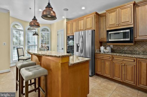 1822 Fonthill Ct, Mc Lean VA 22102-4792 exterior