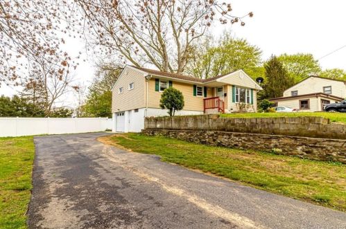 36 Park Avenue Ext, Uncasville CT 06382-1817 exterior