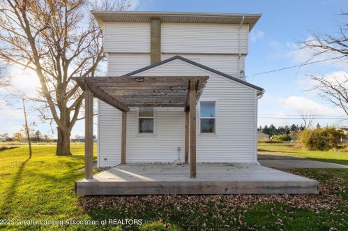 6823 Loomis Rd, Dewitt, MI 48820-9753