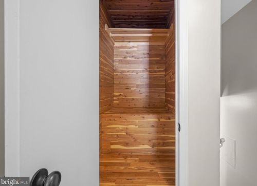 18011 Ml Crk Dr, Rockville MD 20855-1023 exterior