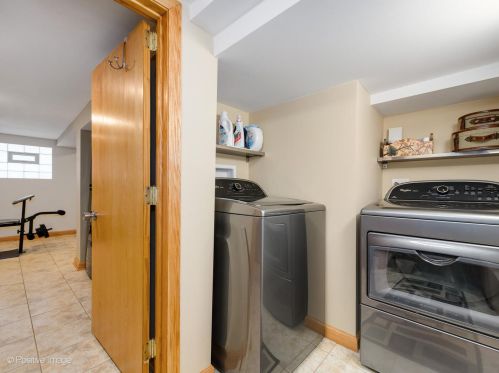 4831 Winnemac Ave, Chicago IL 60630-2432 exterior