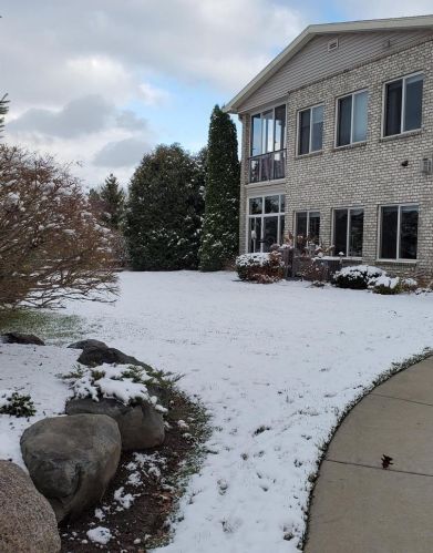 18 Cherokee Cir, Madison, WI 53704-7824