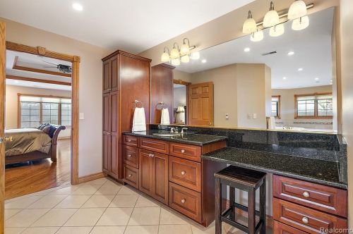 2384 Pebble Crk Dr, Rochester MI 48363-2228 exterior