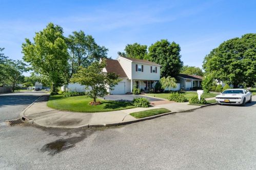 7 Cherry St, Central Islip NY  11722-4105 exterior