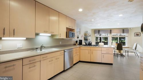 868 Broadmoor Rd, Huntingdon Valley PA 19006-2803 exterior